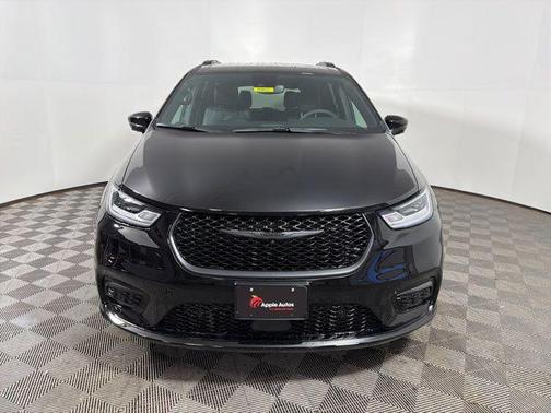 Diamond Black Crystal Pearl-Coat Exterior Paint 2026 Chrysler Pacifica L