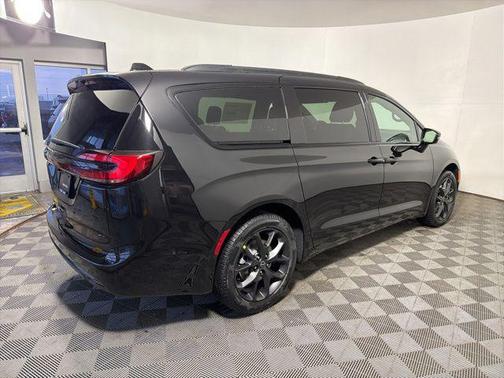 Diamond Black Crystal Pearl-Coat Exterior Paint 2026 Chrysler Pacifica L