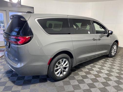 2025 Chrysler Pacifica L