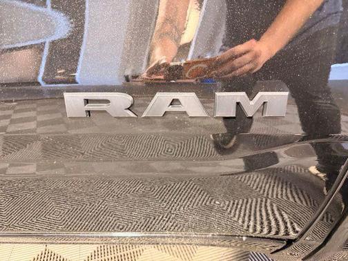 Diamond Black Crystal Pearl-Coat Exterior Paint 2026 RAM 1500 Laramie