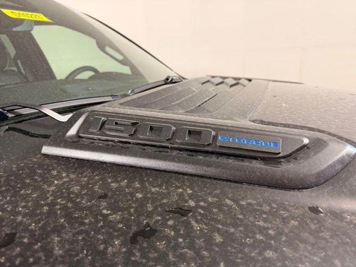 Diamond Black Crystal Pearl-Coat Exterior Paint 2026 RAM 1500 Laramie