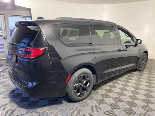 2025 Chrysler Pacifica Hybrid Premium S Appearance Pkg