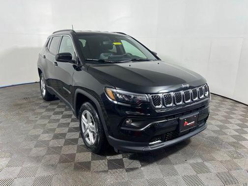 Diamond Black Crystal Pearlcoat 2024 Jeep Compass Latitude