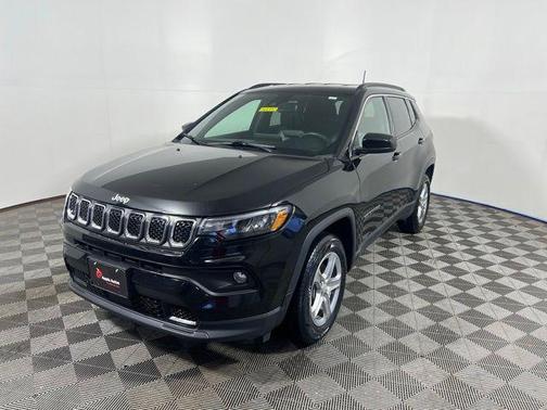 Diamond Black Crystal Pearlcoat 2024 Jeep Compass Latitude