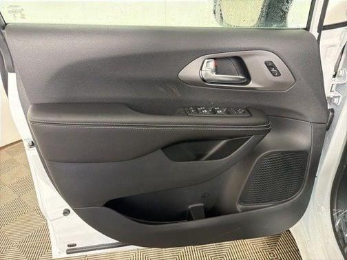 Bright White Clear-Coat Exterior Paint 2026 Chrysler Pacifica L