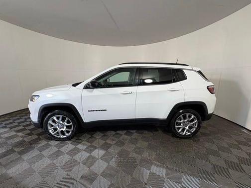 Bright White Clearcoat 2022 Jeep Compass Latitude Lux