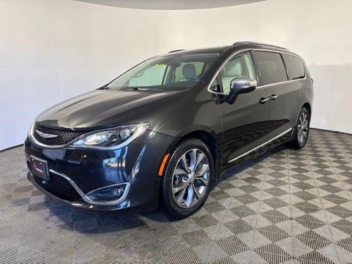 Brilliant Black Crystal Pearlcoat 2017 Chrysler Pacifica Limited