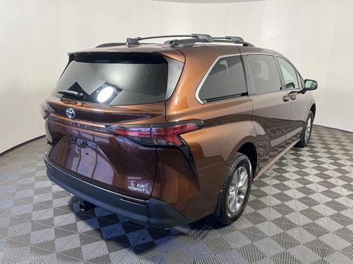 2022 Toyota Sienna LE