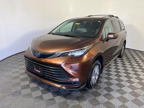 2022 Toyota Sienna LE