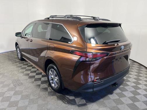 2022 Toyota Sienna LE