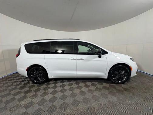Bright White Clear-Coat Exterior Paint 2026 Chrysler Pacifica L