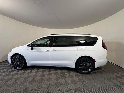 Bright White Clear-Coat Exterior Paint 2026 Chrysler Pacifica L