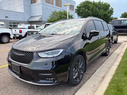 Brilliant Black Crystal Pearlcoat 2023 Chrysler Pacifica Touring L