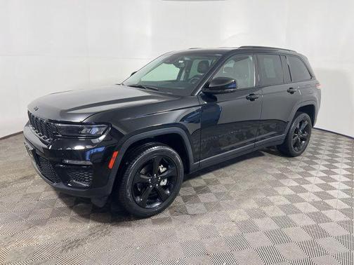 Diamond Black Crystal Pearlcoat 2023 Jeep Grand Cherokee Limited