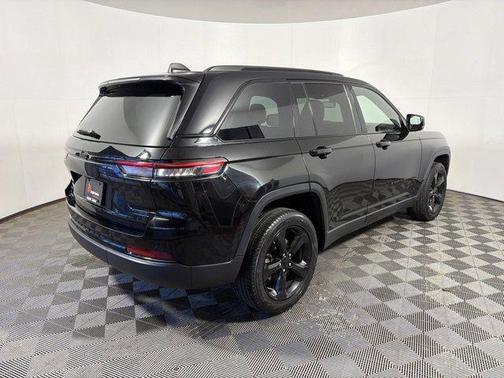 Diamond Black Crystal Pearlcoat 2023 Jeep Grand Cherokee Limited