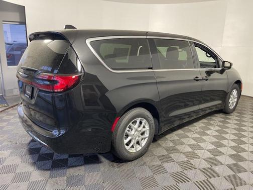 2025 Chrysler Pacifica L
