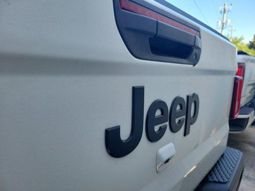 Bright White Clearcoat 2022 Jeep Gladiator Willys 4x4