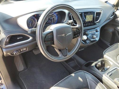 Photo 4 of 31 of 2019 Chrysler Pacifica Limited