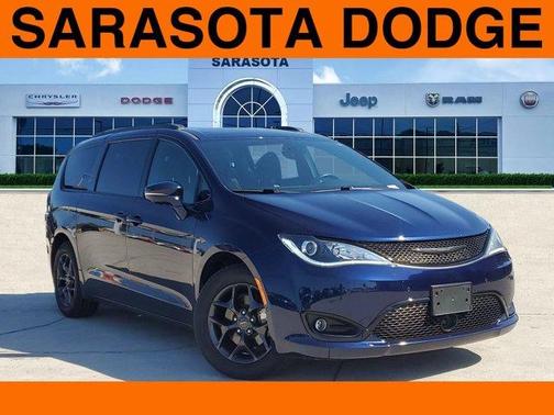 Photo 1 of 31 of 2019 Chrysler Pacifica Limited