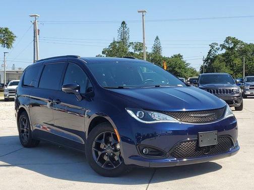 Photo 2 of 31 of 2019 Chrysler Pacifica Limited