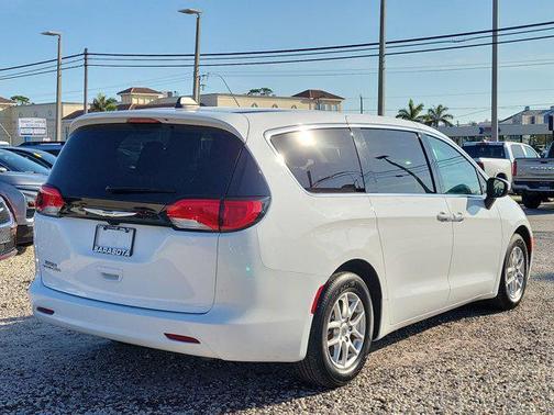 2023 Chrysler Voyager LX