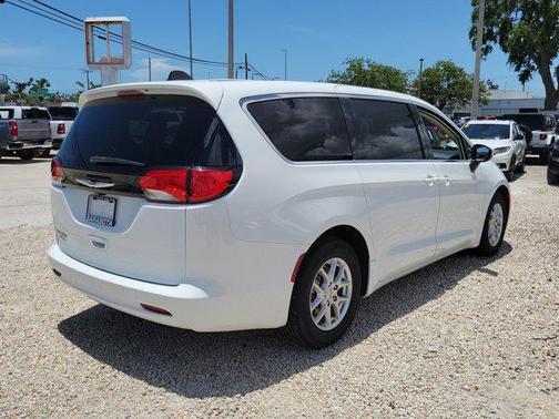 2023 Chrysler Voyager LX