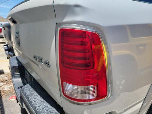 Bright White Clearcoat 2018 RAM 1500 Laramie