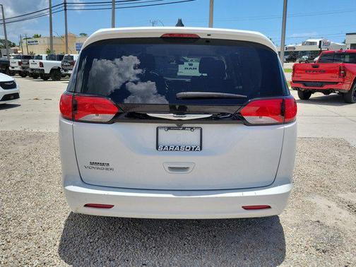 2022 Chrysler Voyager LX