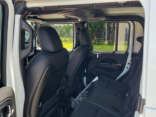 2025 Jeep Gladiator High Tide
