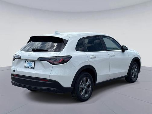 Platinum White Pearl 2026 Honda HR-V LX