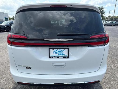 2022 Chrysler Pacifica Touring-L