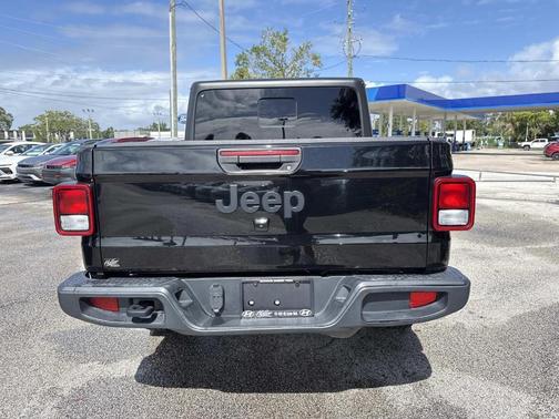 2023 Jeep Gladiator Sport