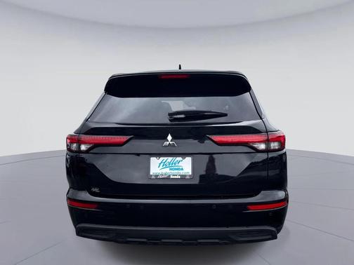 Labrador Black Pearl 2024 Mitsubishi Outlander ES