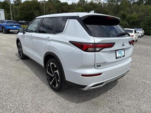 2023 Mitsubishi Outlander SE