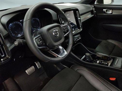 2022 Volvo XC40 T5 R-Design