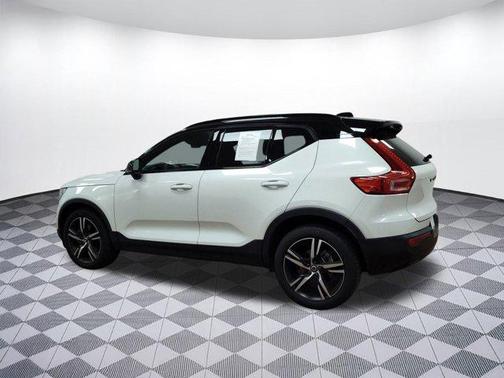 2022 Volvo XC40 T5 R-Design