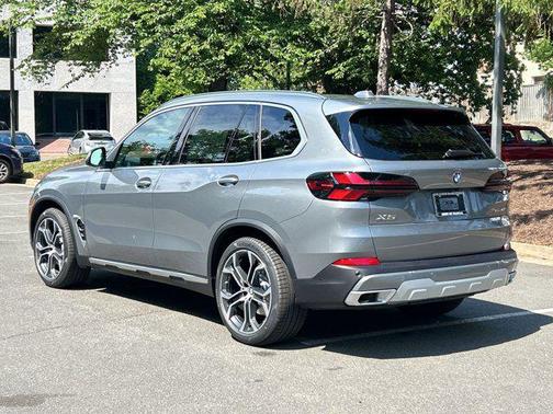 Skyscraper Grey Metallic 2026 BMW X5 xDrive40i