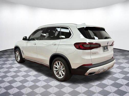Mineral White Metallic 2022 BMW X5 sDrive40i