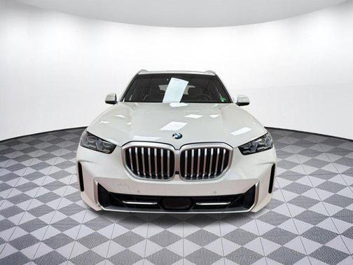 Mineral White Metallic 2024 BMW X5 xDrive40i