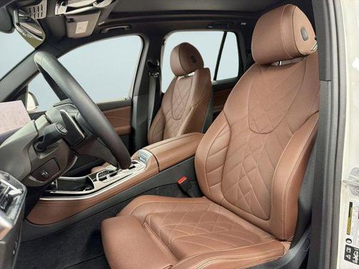 Mineral White Metallic 2024 BMW X5 xDrive40i