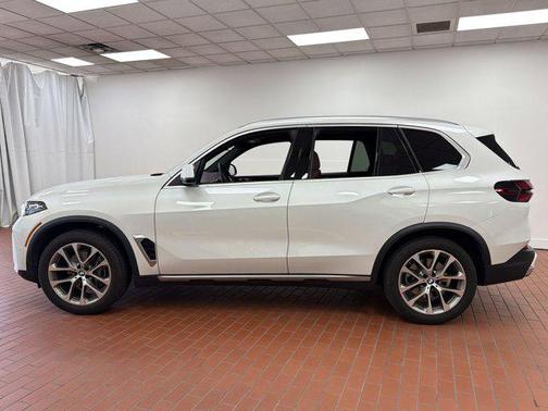 Mineral White Metallic 2024 BMW X5 xDrive40i