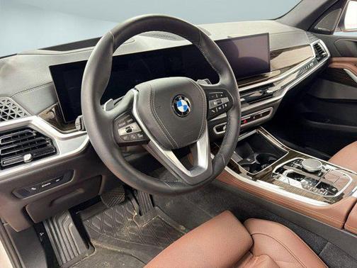 Mineral White Metallic 2024 BMW X5 xDrive40i