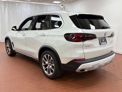 Mineral White Metallic 2024 BMW X5 xDrive40i