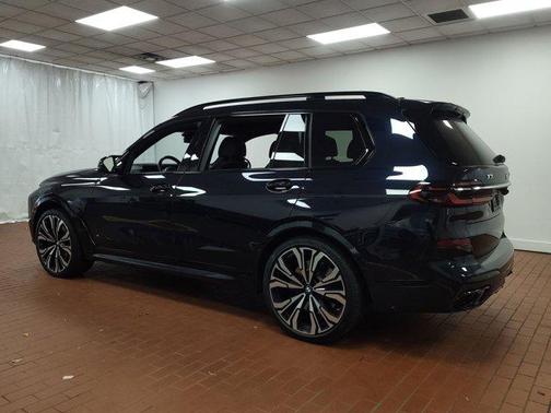 2023 BMW X7 M60i