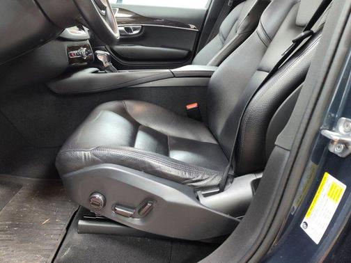 2019 Volvo XC90 T6 Momentum