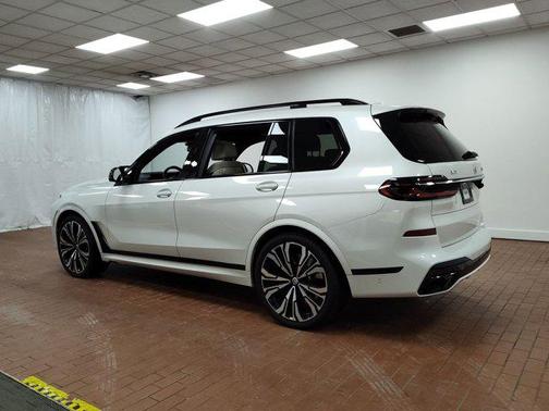 2023 BMW X7 M60i