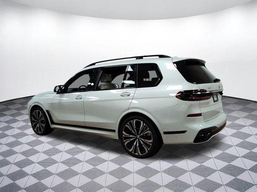 2023 BMW X7 M60i