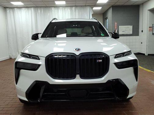 2023 BMW X7 M60i