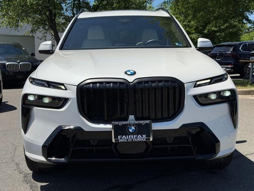 Mineral White Metallic 2024 BMW X7 xDrive40i