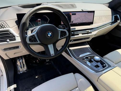 Mineral White Metallic 2024 BMW X7 xDrive40i